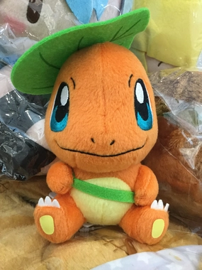 Samurai Figure Vinyl Display Pokemon Charmander Holds Leaf Umbrella Small Plush (In-stock)