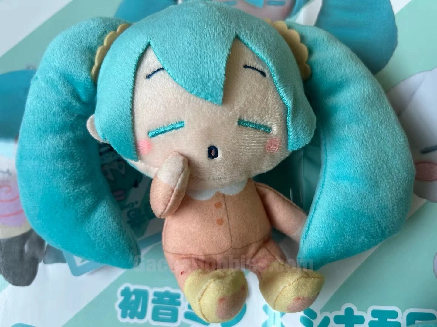 FuRyu Hatsune Miku x Sanrio Cinnamoroll Sleepy Small Plush Keychain Type B (In-stock) Art Statue Display Cabinet